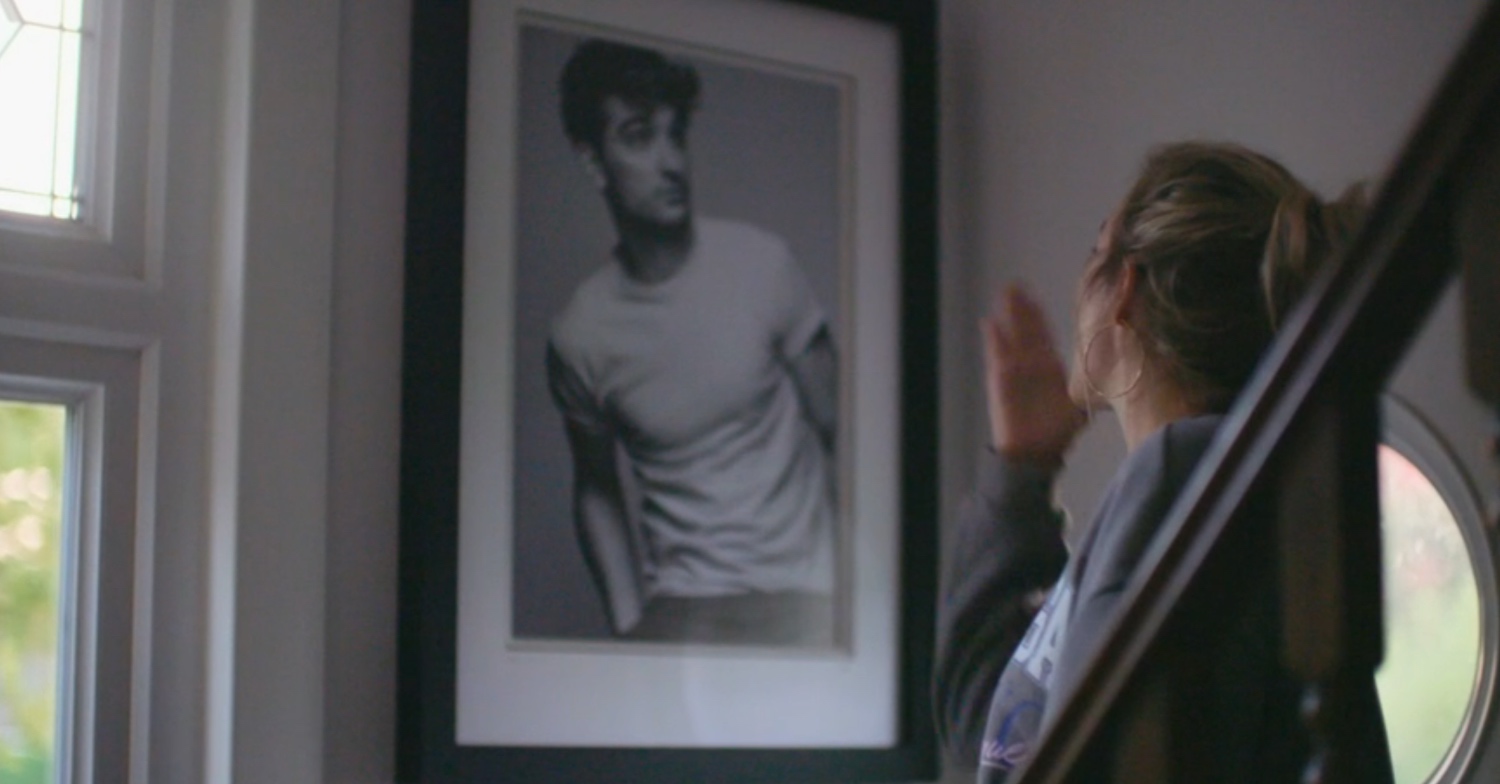 Kelsey Parker blowing a kiss at Tom's picture