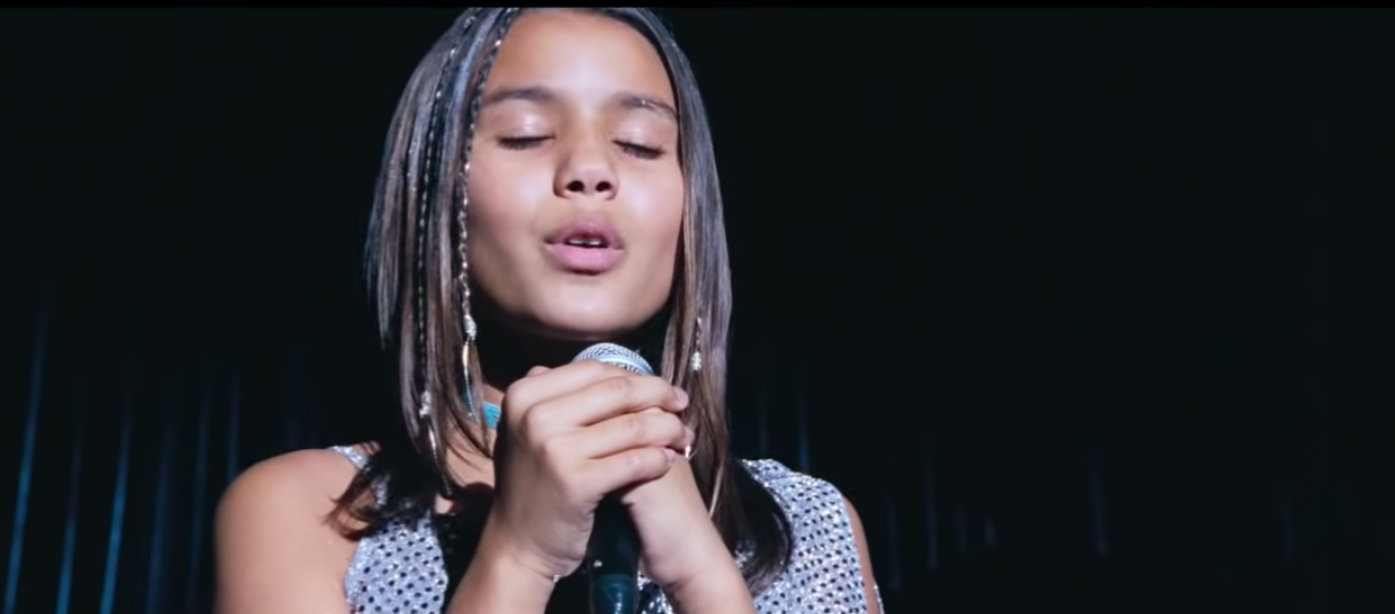 Love Actually star Joanna singing on stage 