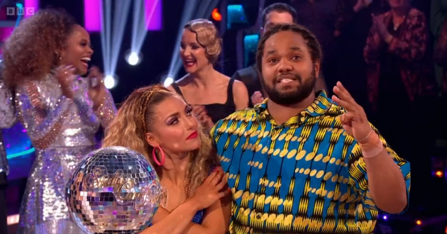 Jowita looking at Hamza Yassin after winning Strictly