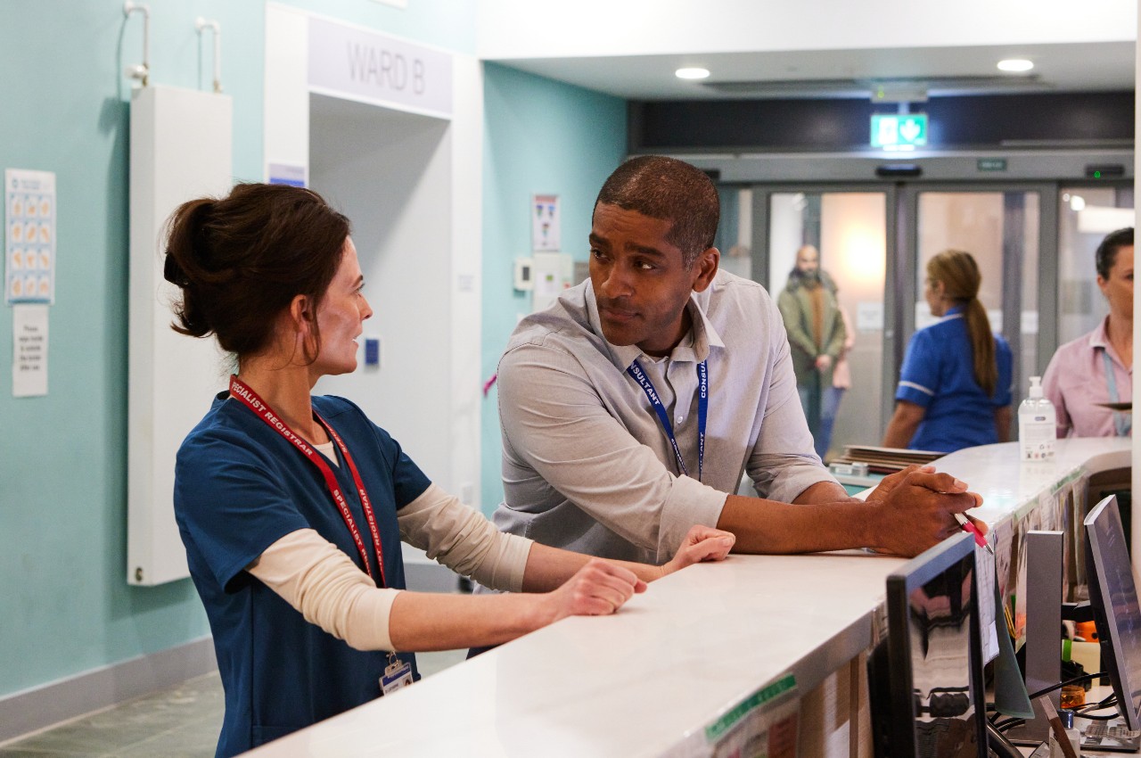 Lars and Catherine speak in the hospital in Maternal