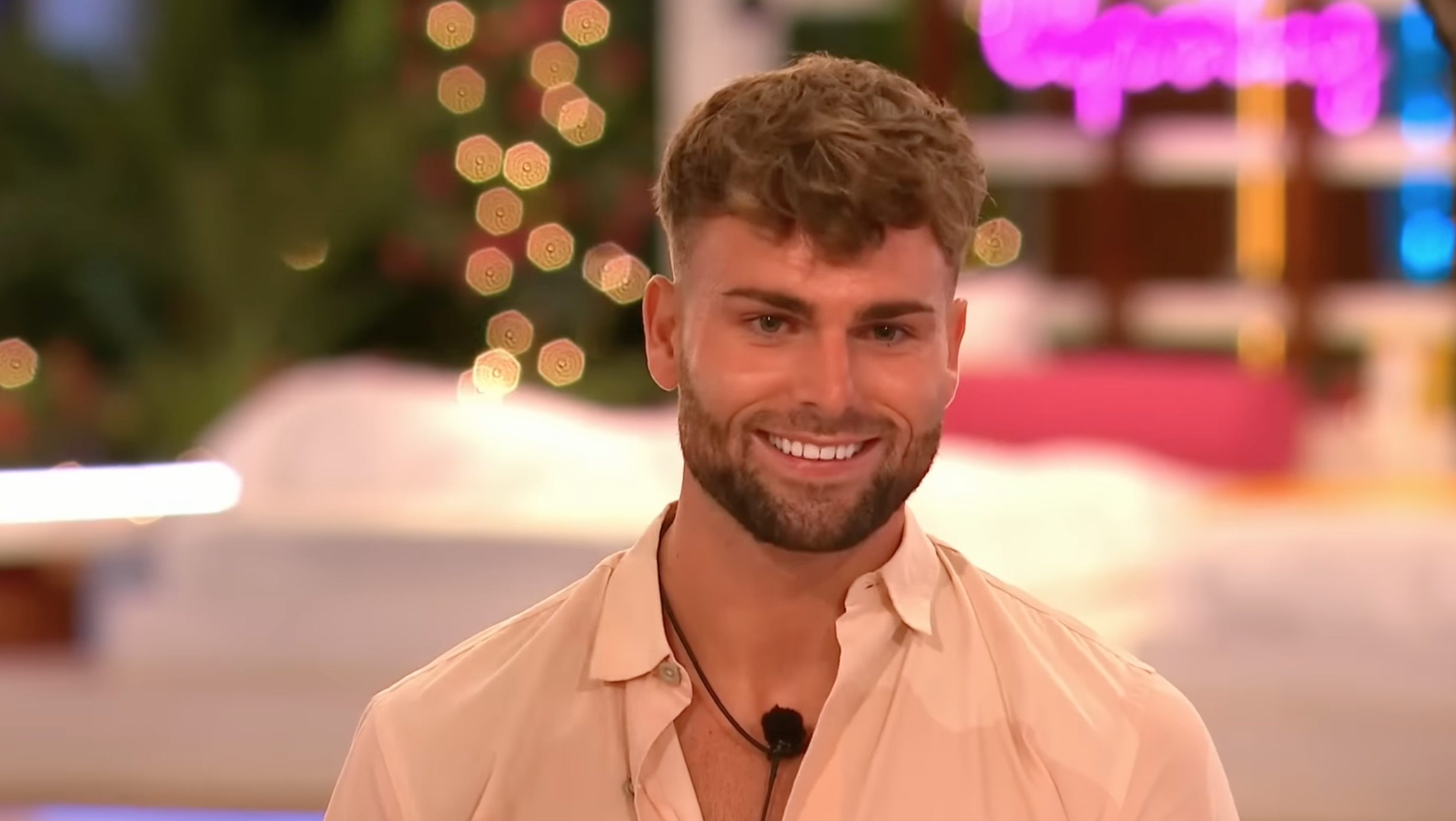 Bombshell Tom makes his Love Island entrance