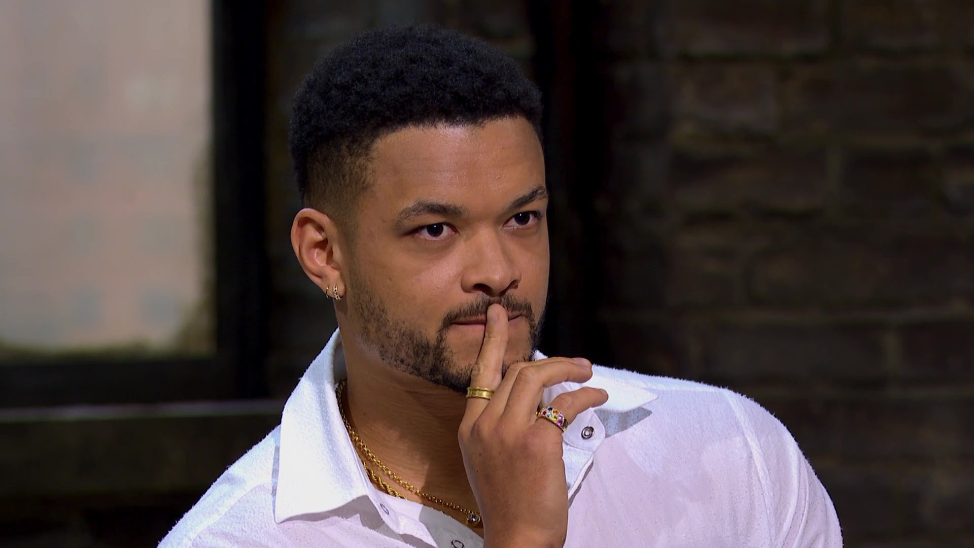 Steven Bartlett listens to a pitch on Dragons' Den