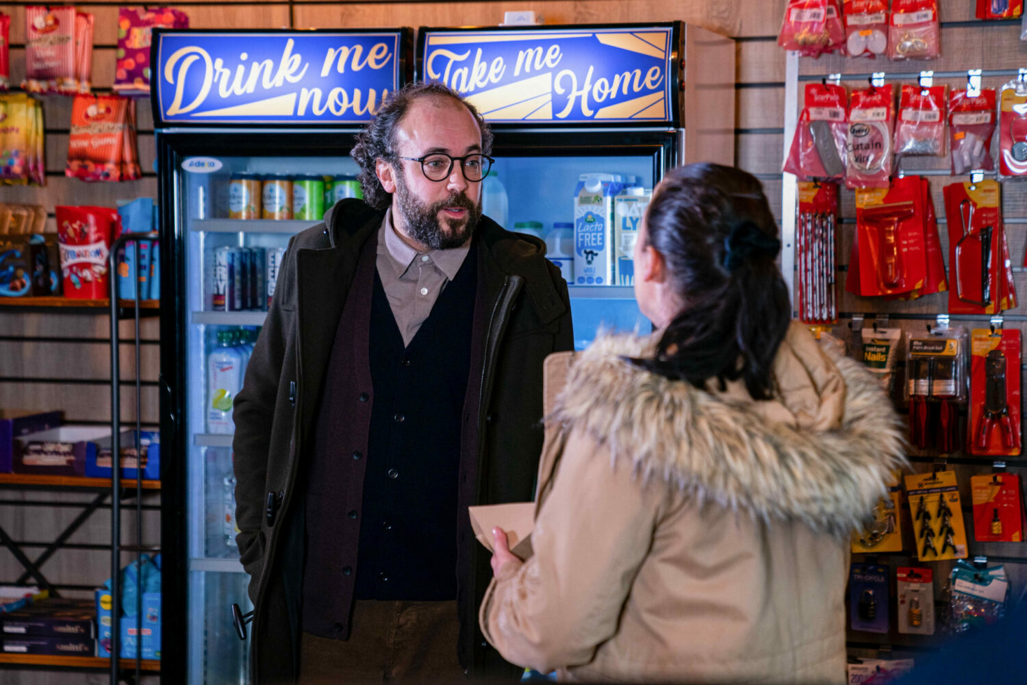 EastEnders' Reiss and Sonia are speaking to each other in the shop