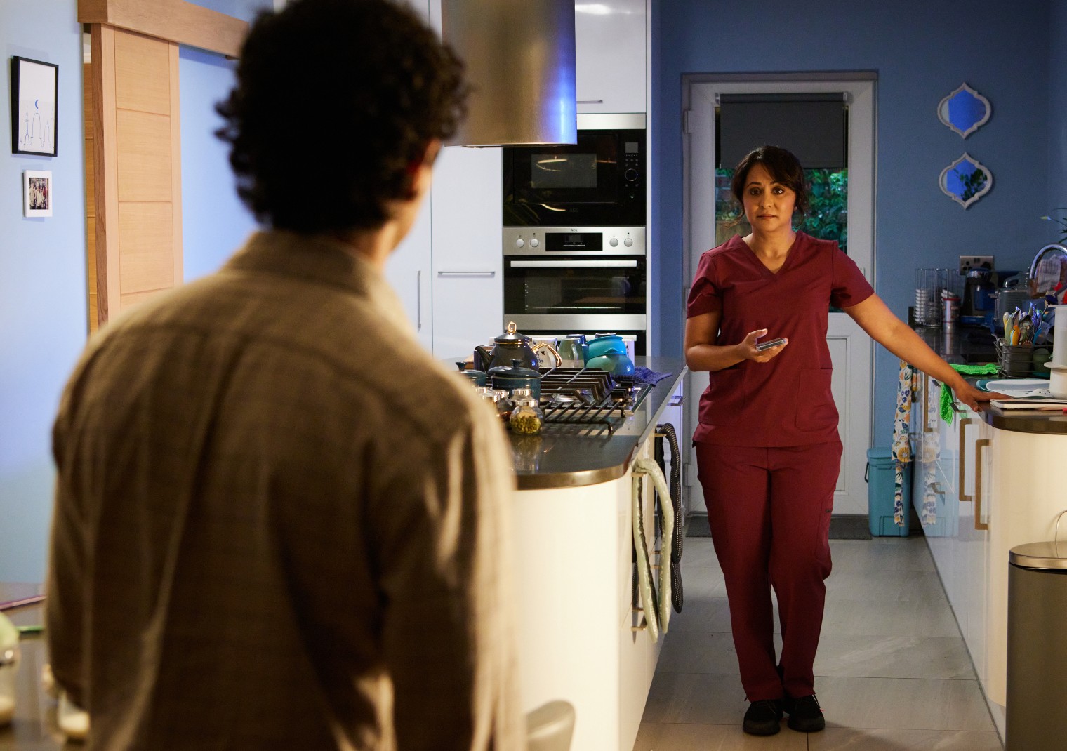 Maryam speaks with husband Raz in Maternal episode 2