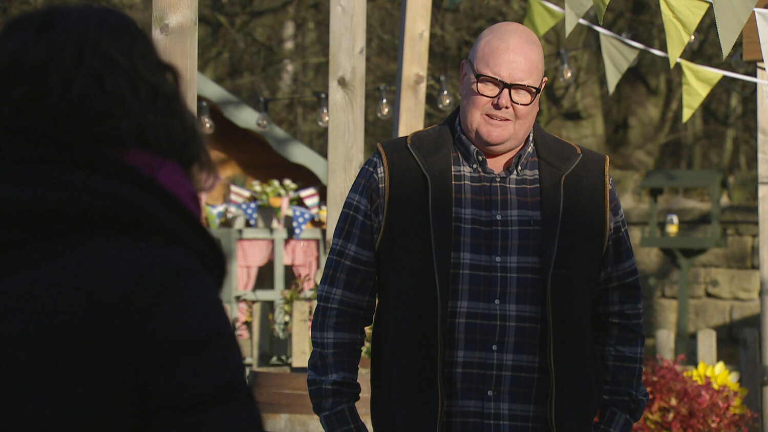 Paddy talks to Chas in the sunshine