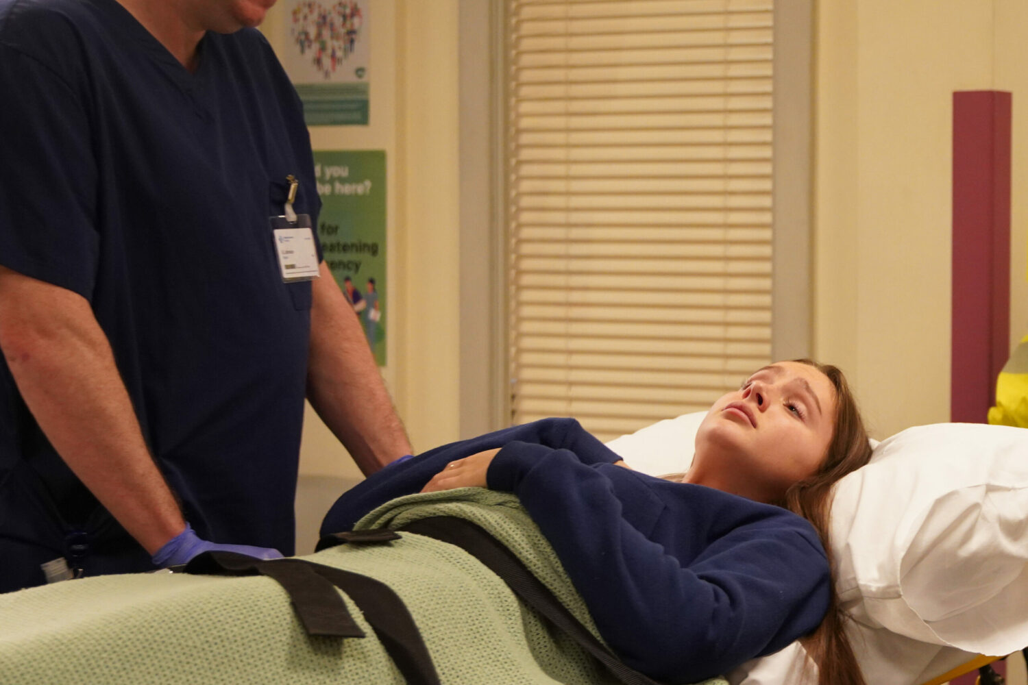 Emmerdale's Sarah looks worried as she lies on a bed in hospital