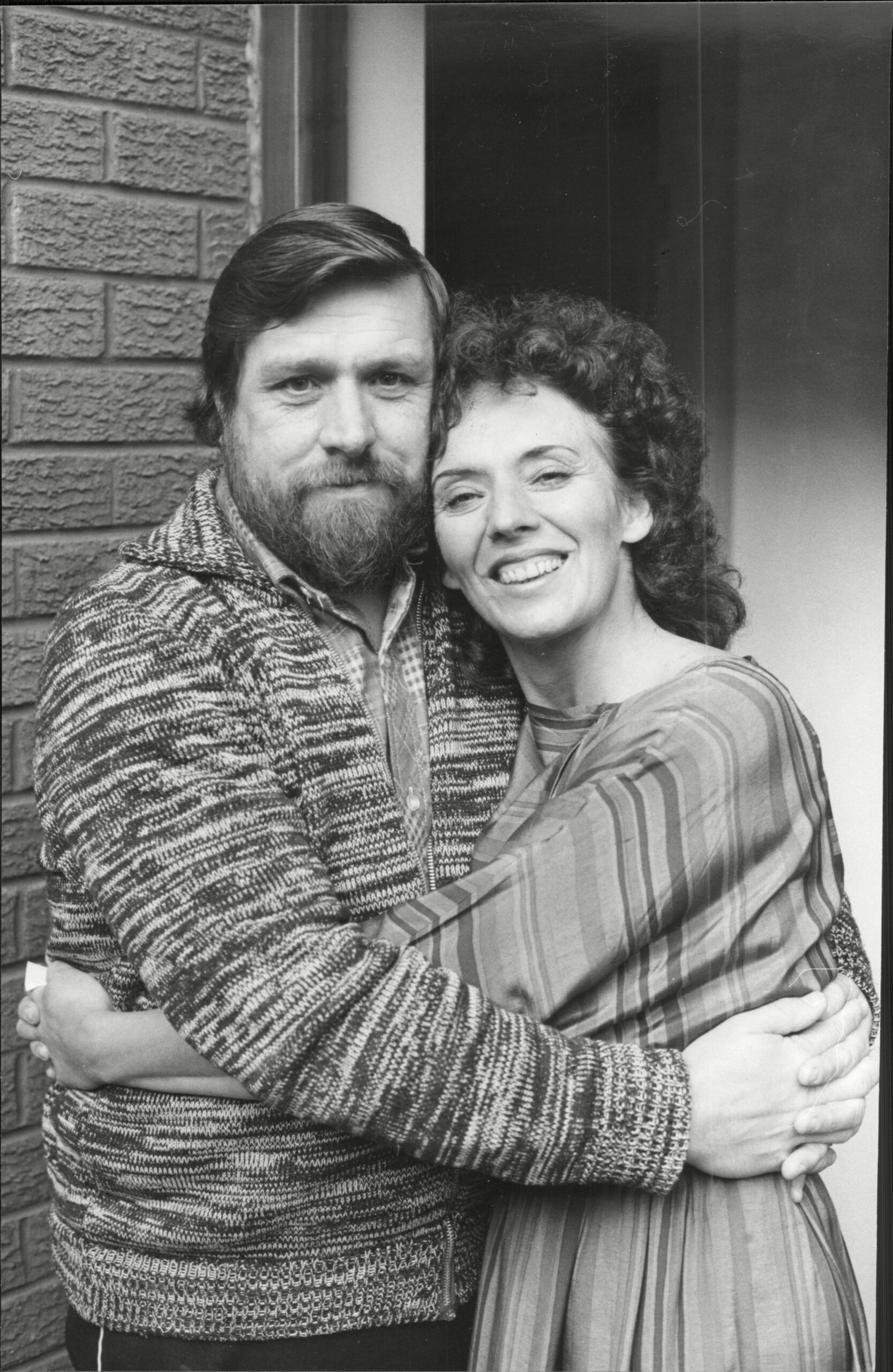 Ricky Tomlinson and Sue Johnson pose for Brookside promo