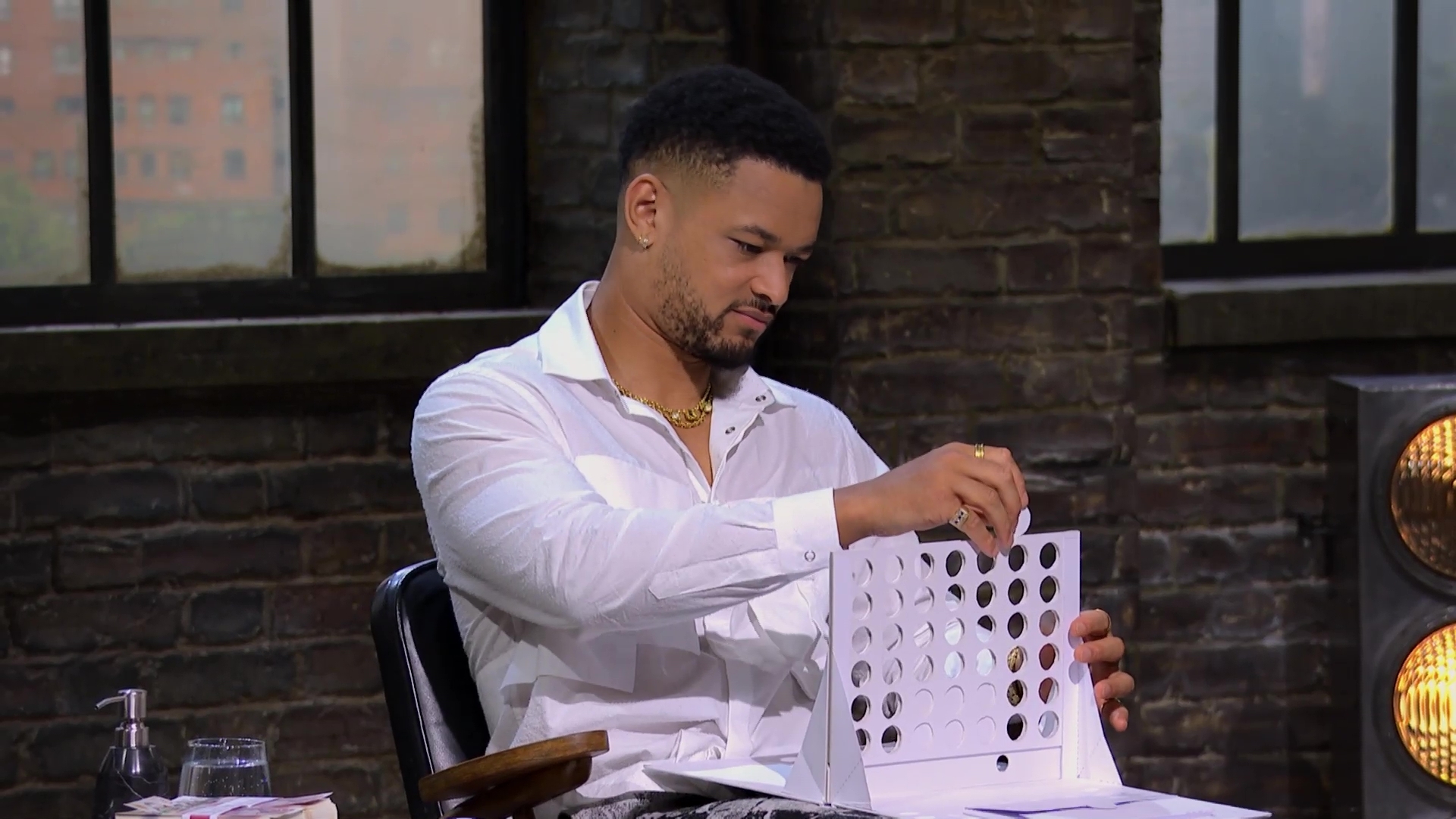 Steven Bartlett investigates a product on Dragons' Den