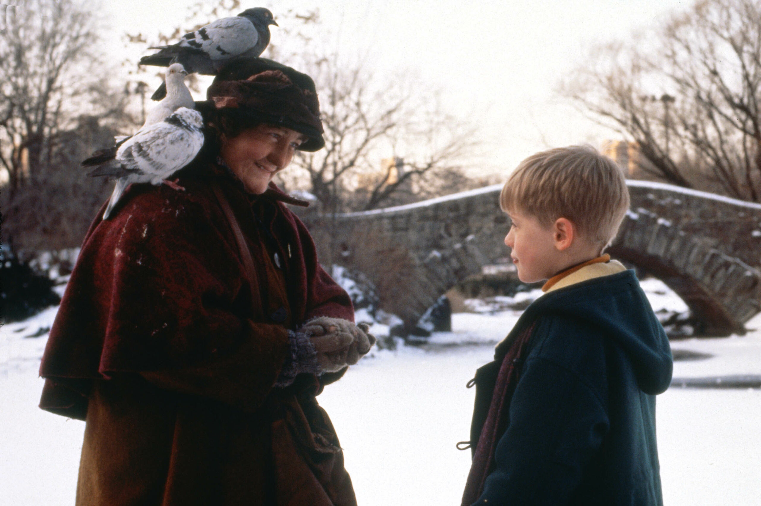 The pigeon lady (Brenda Fricker) speaks with Kevin in Home Alone 2: Lost in New York