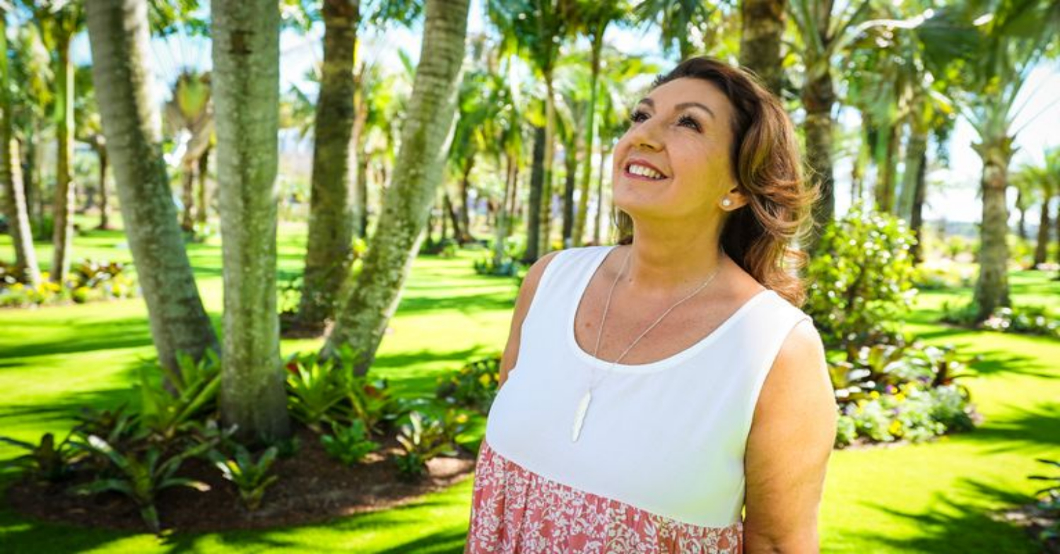 Jane McDonald looking up in Florida