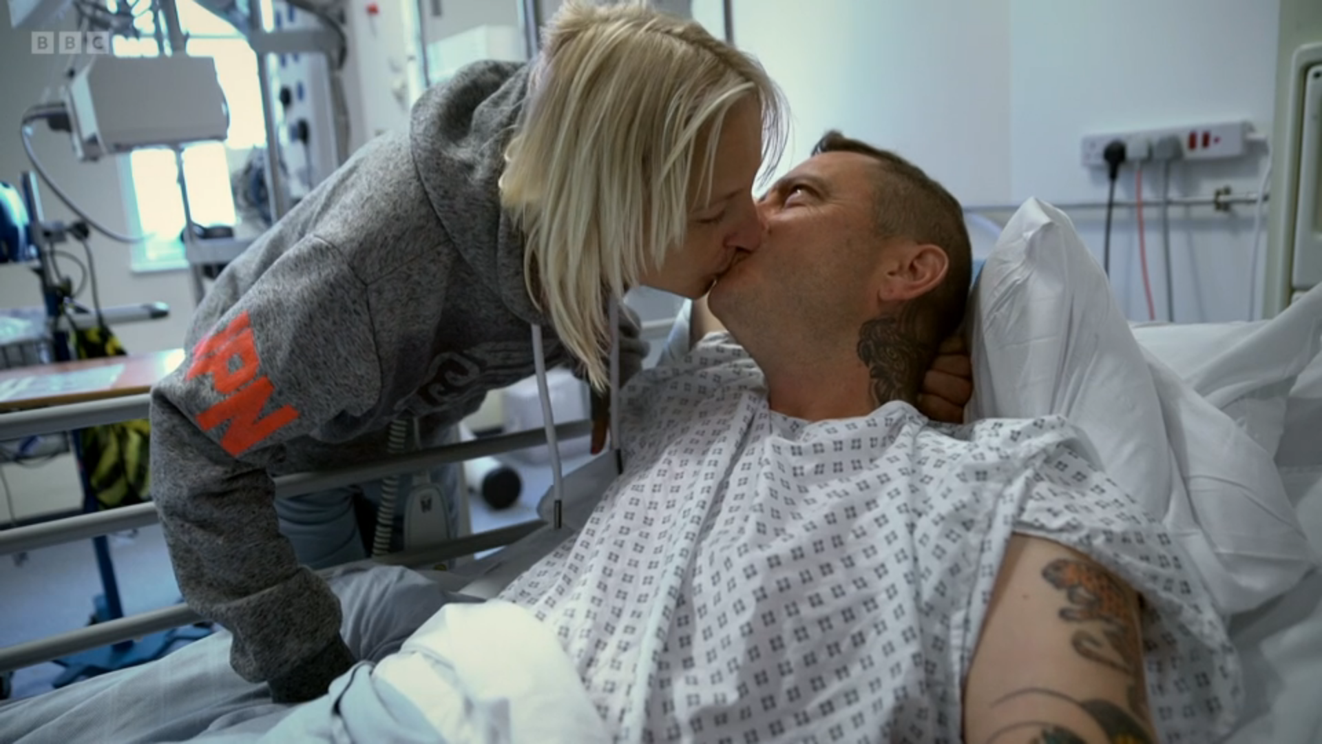 Tracey and Marcus kiss in Surgeons at the edge of life
