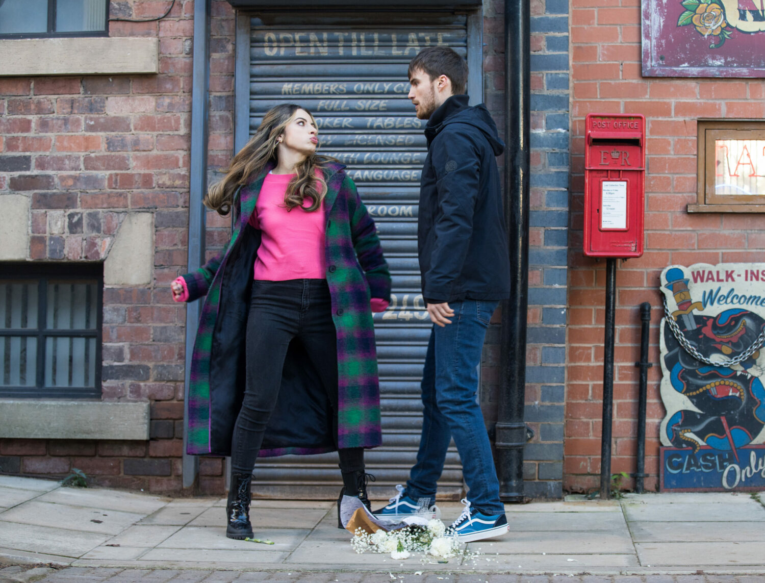 Daisy lashes out and punches Justin on the cobbles