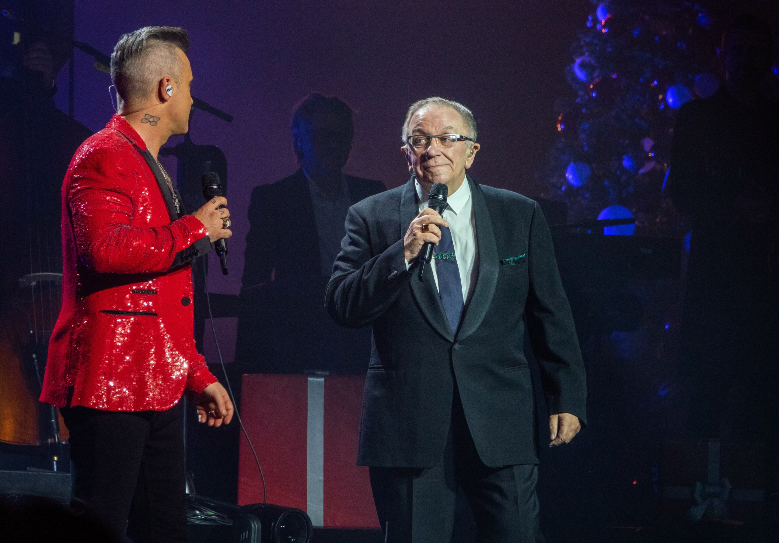 Robbie Williams on stage singing with his dad Pete Conway