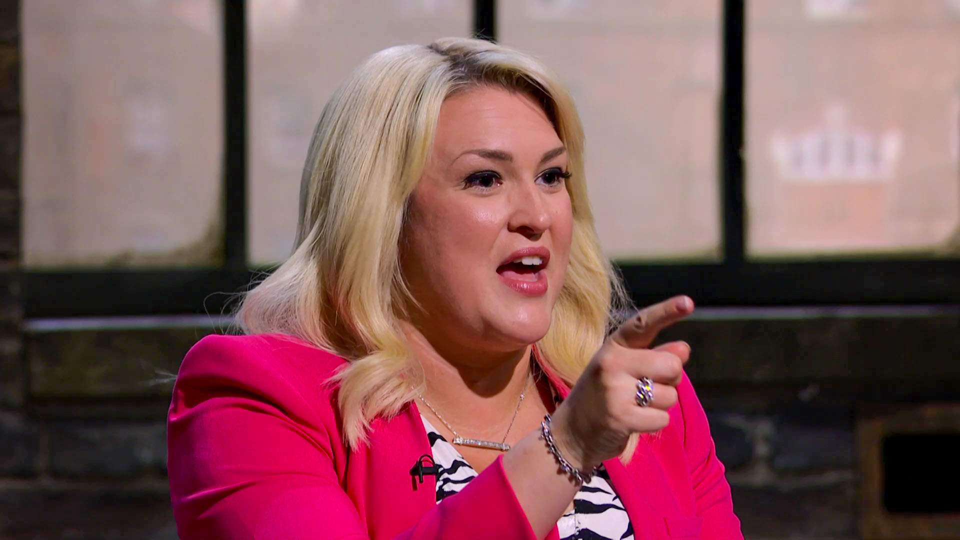 Sara Davies point her finger in Dragons' Den