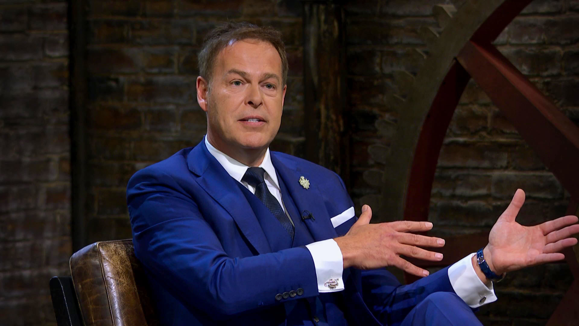 Peter Jones wears blue suit in Dragons' Den pitch