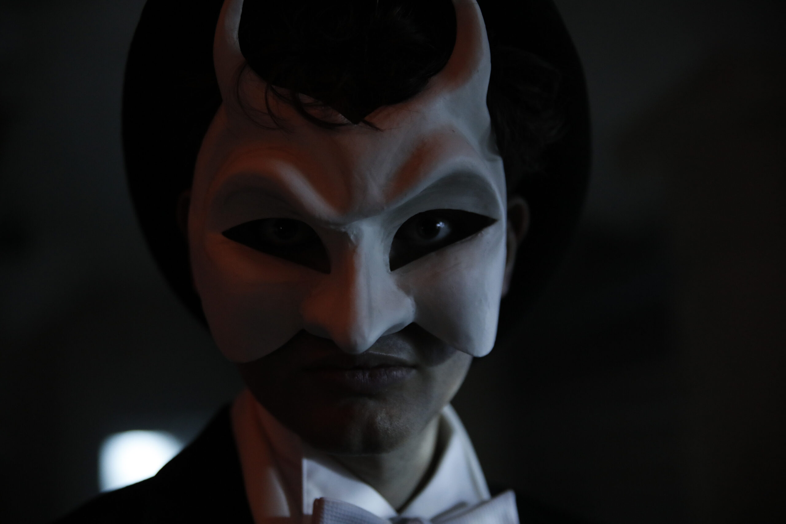 Man with a mask in Endeavour episode 2 Uniform