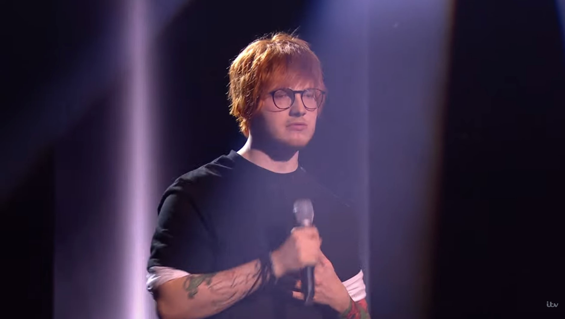 Ed Sheeran soundalike sings with a microphone on Starstruck