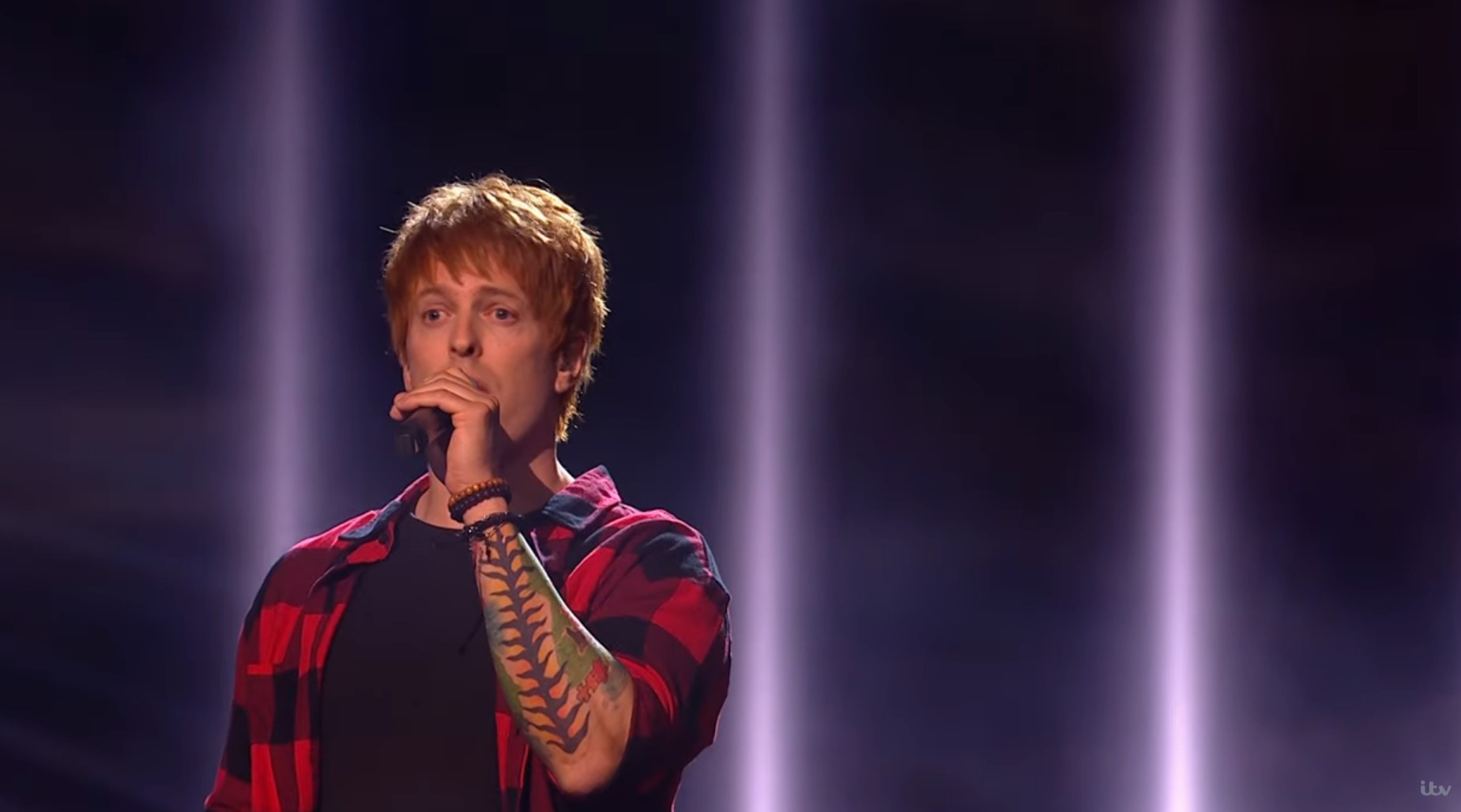 Starstruck contestant singing as Ed Sheeran