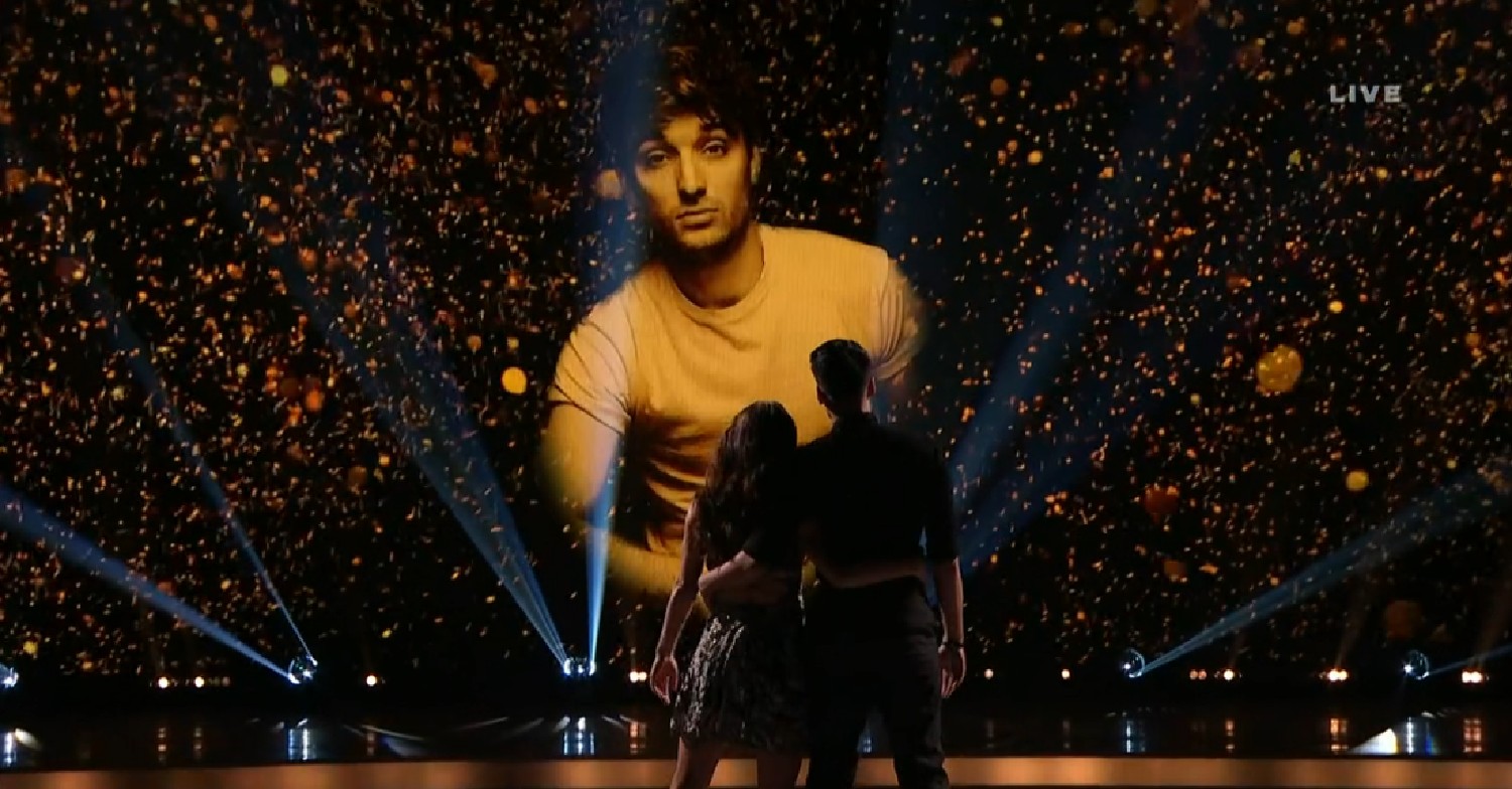 Dancing On Ice star Siva looks at image of Tom Parker