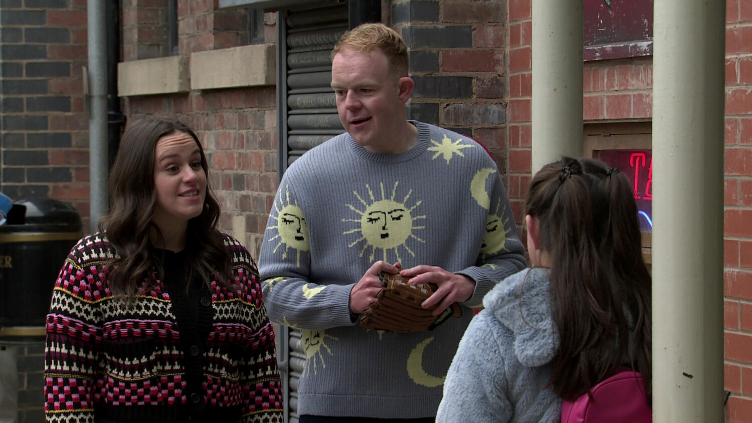 Craig fakes a smile as Faye talks to Miley and Jackson on Corrie