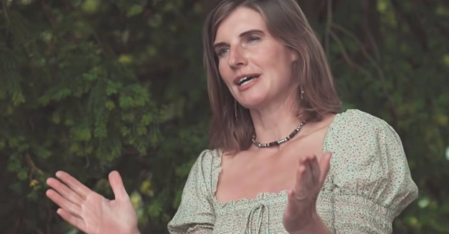 Amanda Owen gesticulates with her hands