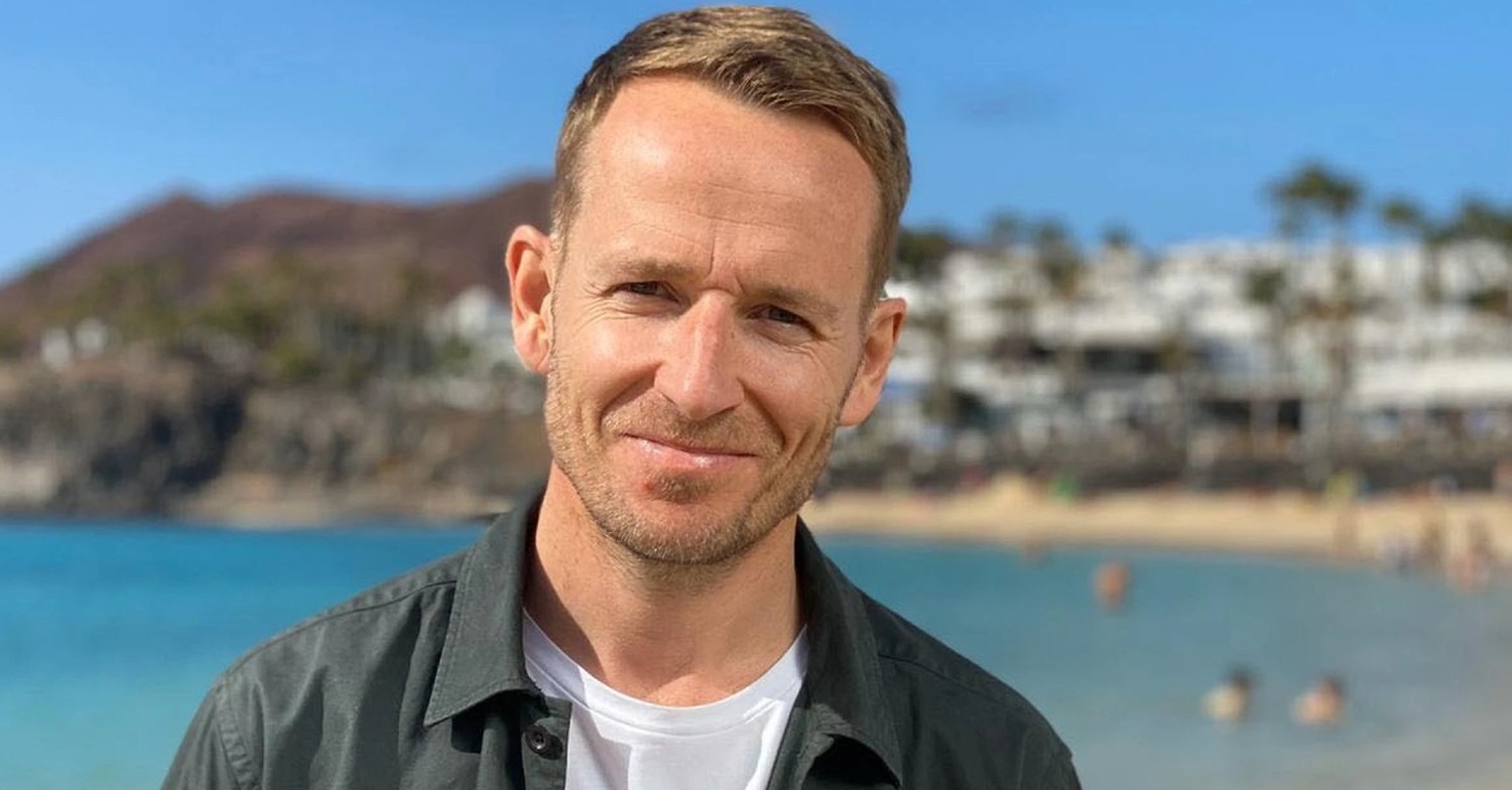 Jonnie Irwin smiling during an episode of A Place In The Sun