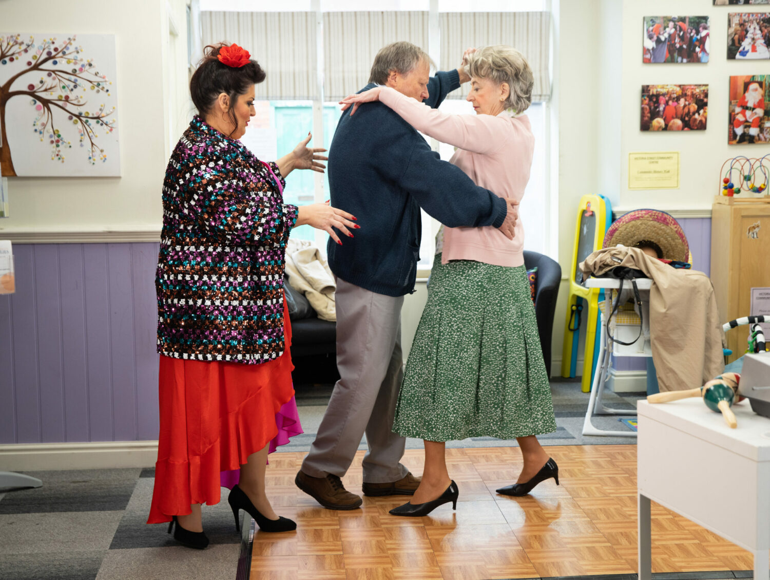 Coronation Street's Roy and Evelyn are dancing together as Glenda teaches them in the community centre