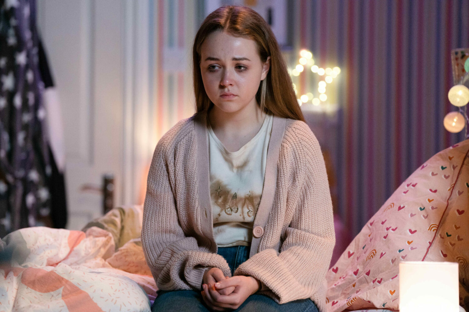 EastEnders' Amy is sitting on her bed crying