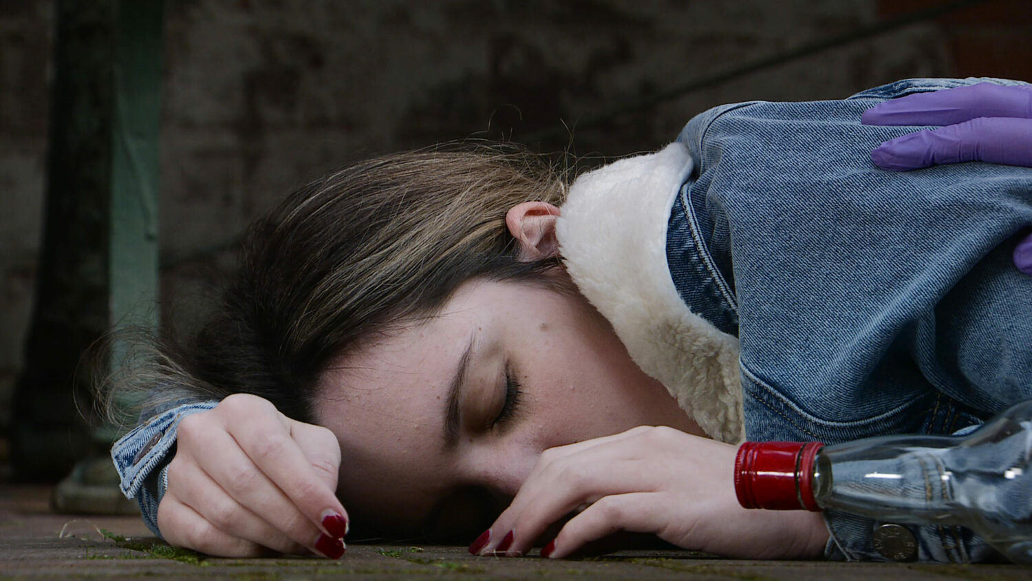 Coronation Street's Amy is lying unconscious on the floor next to a bottle of vodka