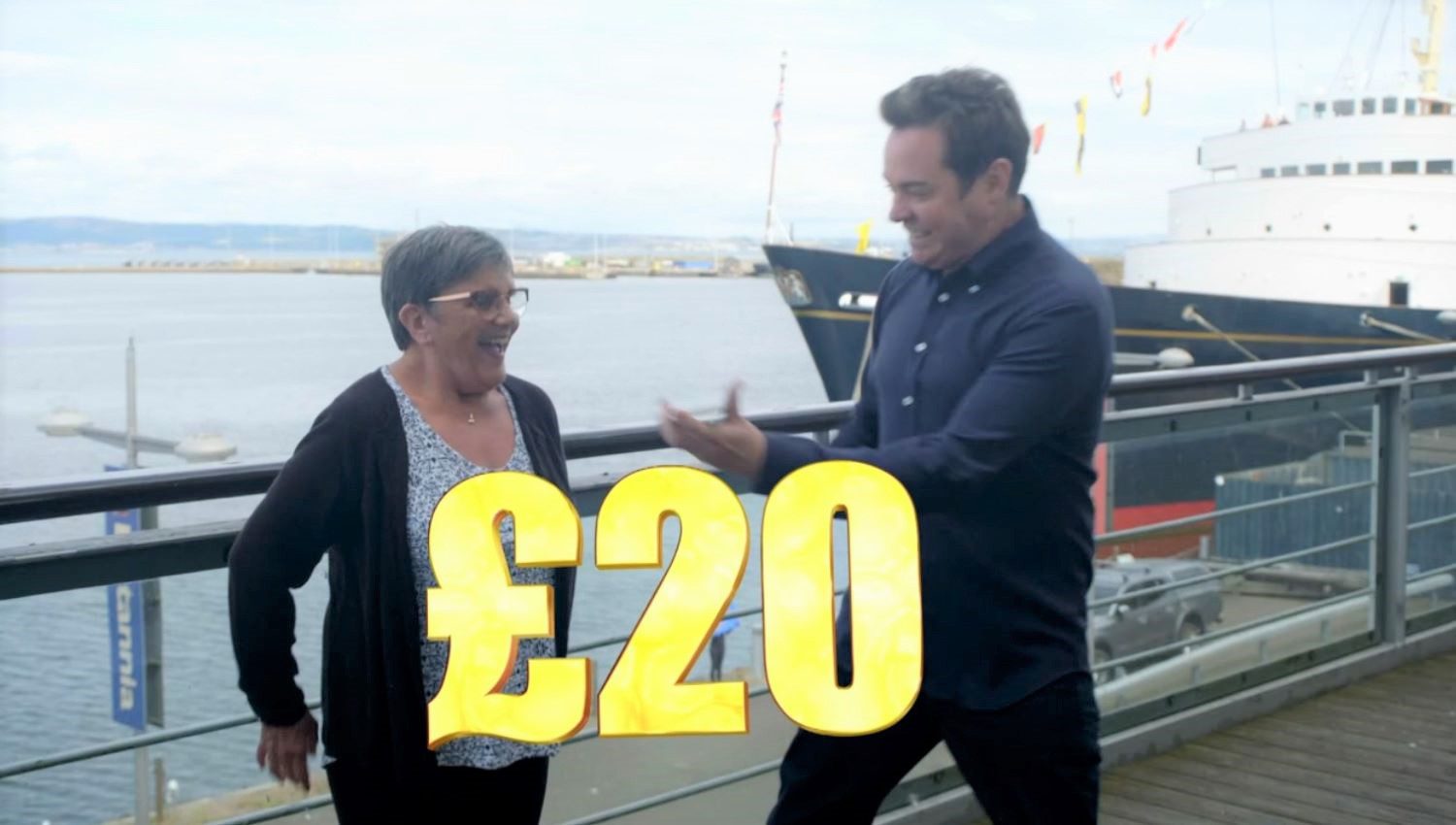Stephen Mulhern celebrates a £20 win on the streets of Edinburgh with a contestant