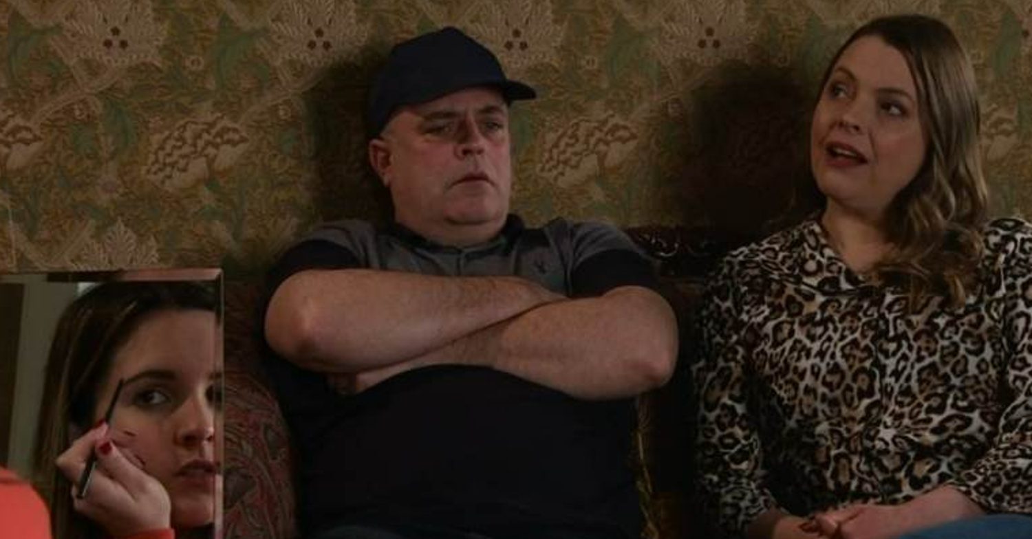 Coronation Street's Steve is wearing a hat, sitting next to Tracy, whilst Amy is doing her makeup in the mirror