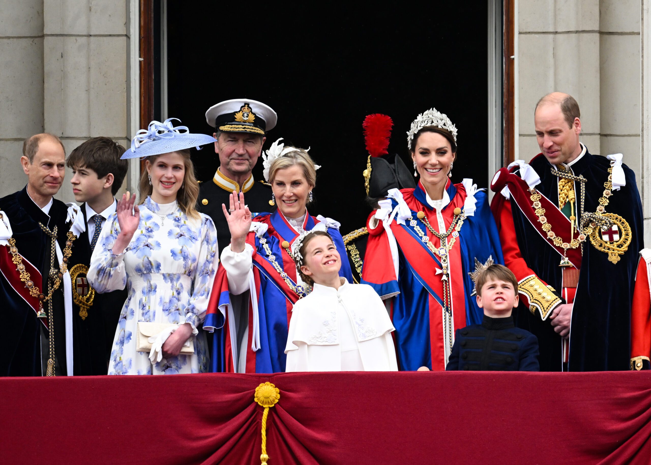 Kate Middleton, Prince William and royal family members on the Buckingham Palace balcony 