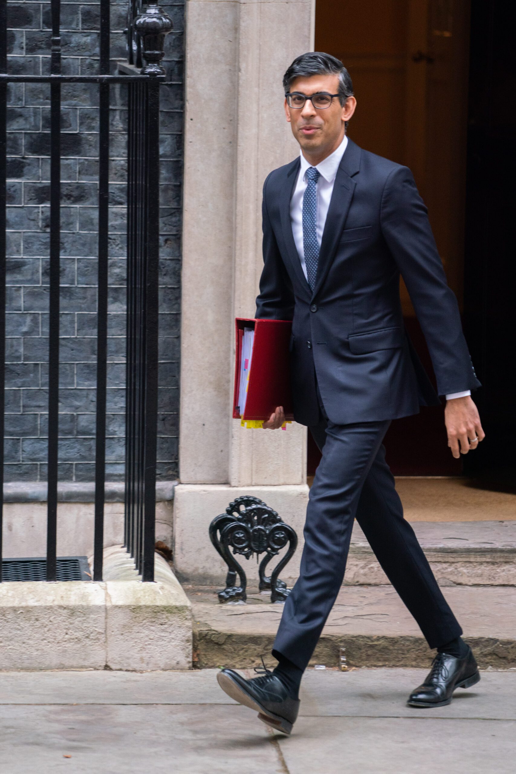Rishi Sunak leving Downing Street