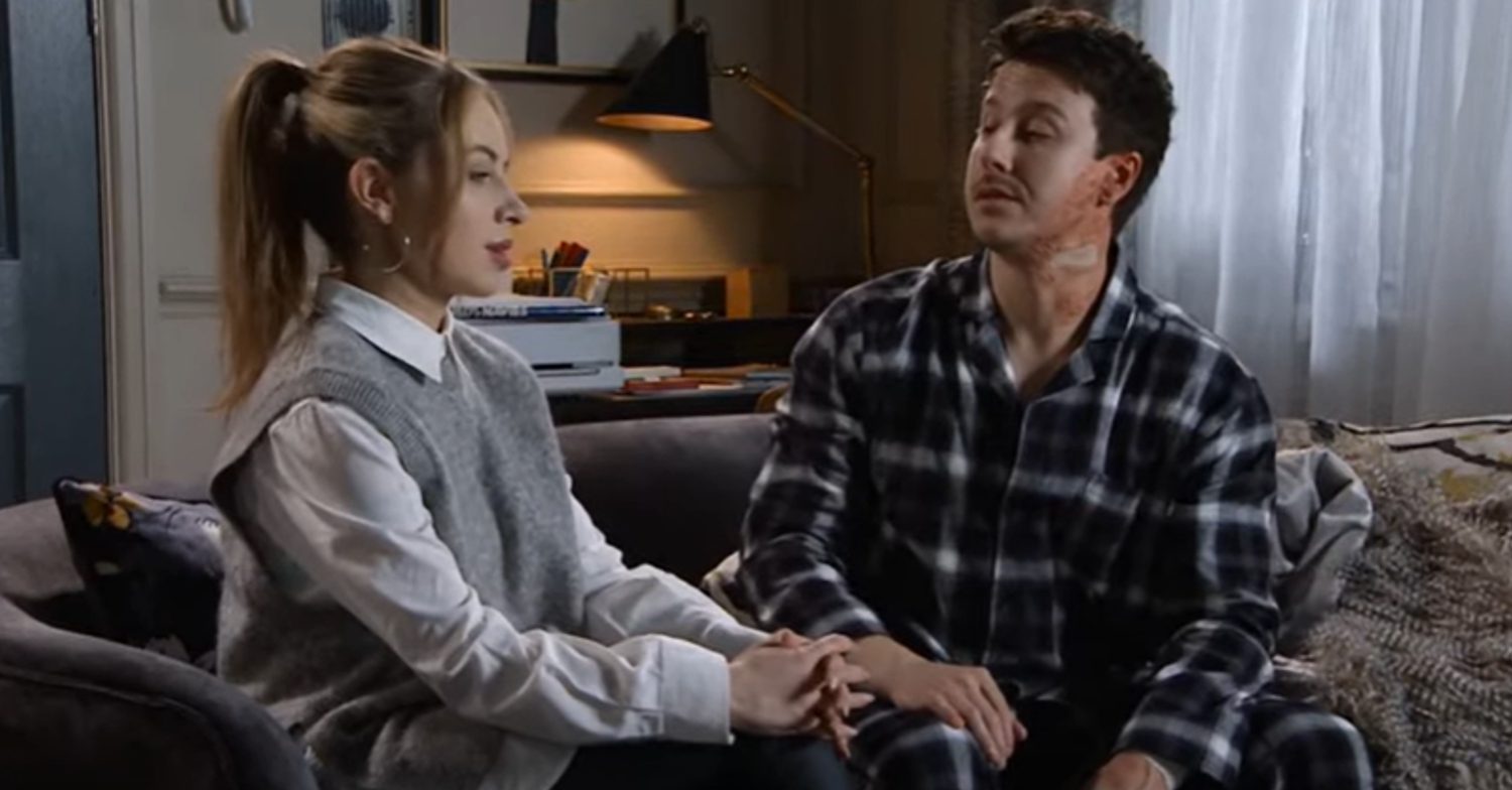 Coronation Street's Daisy and Ryan are talking on the sofa