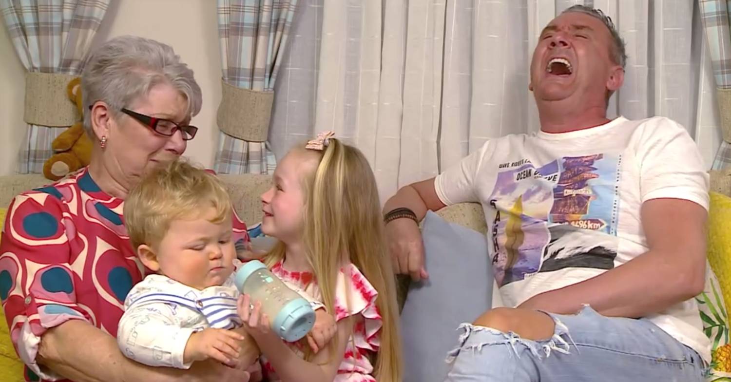 Gogglebox star Jenny speaks with great grandkids as Lee laughs