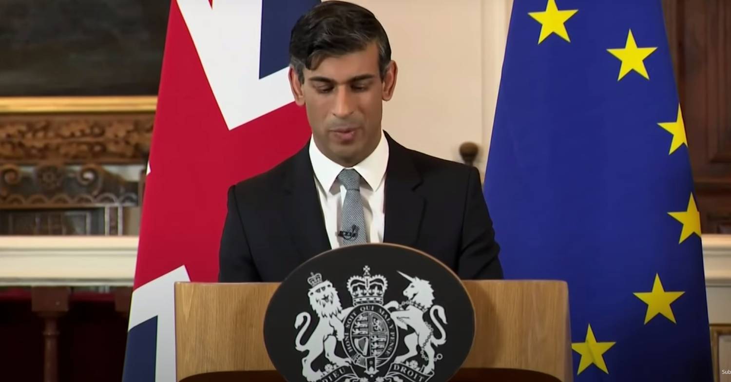 Rishi Sunak speaks at a lectern