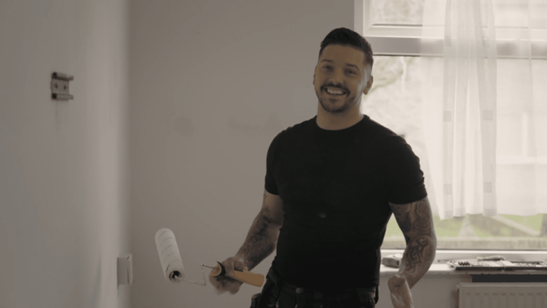 Scott laughs on Rich House Poor House