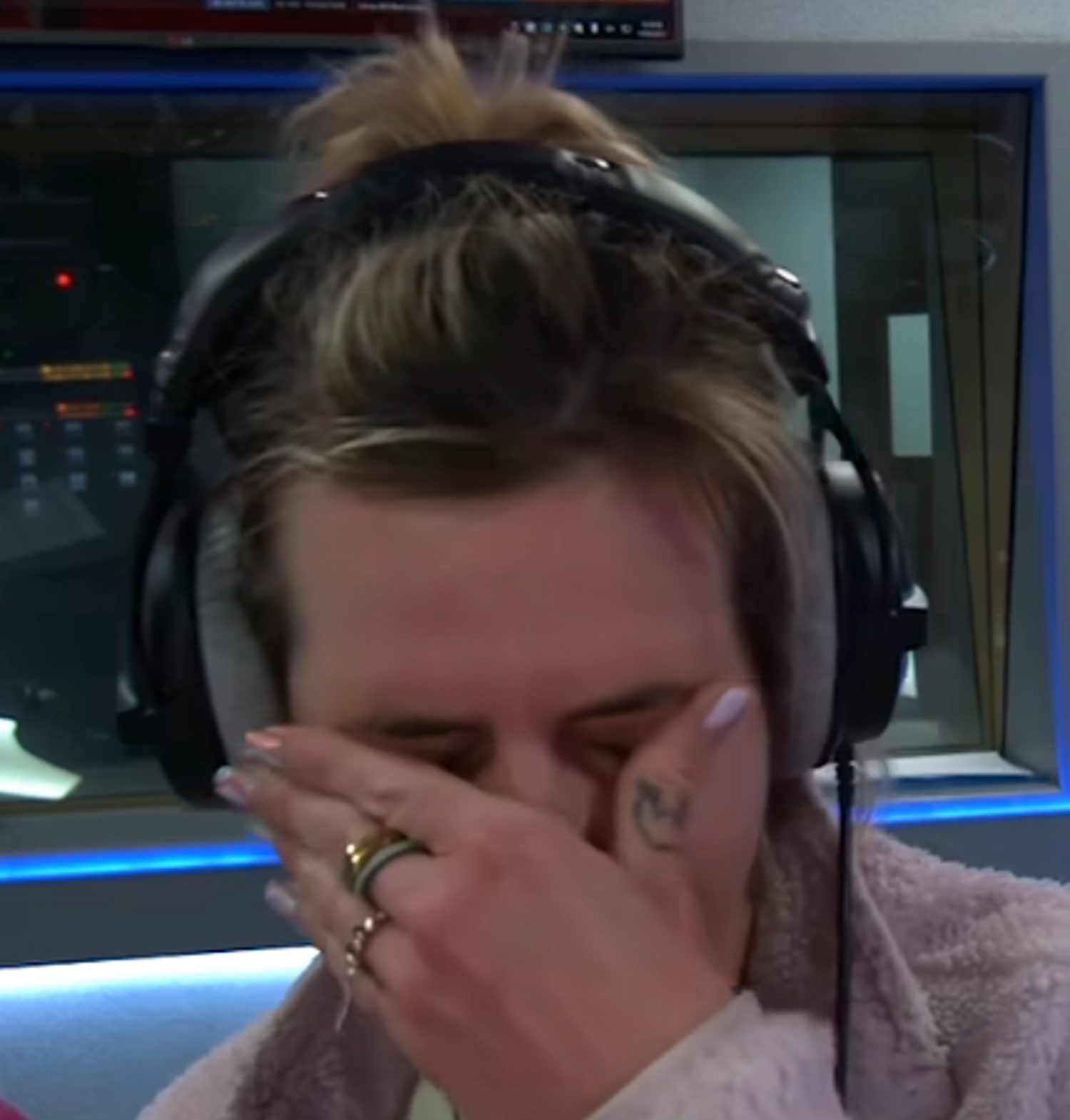 Hattie Pearson cries on Hits Radio