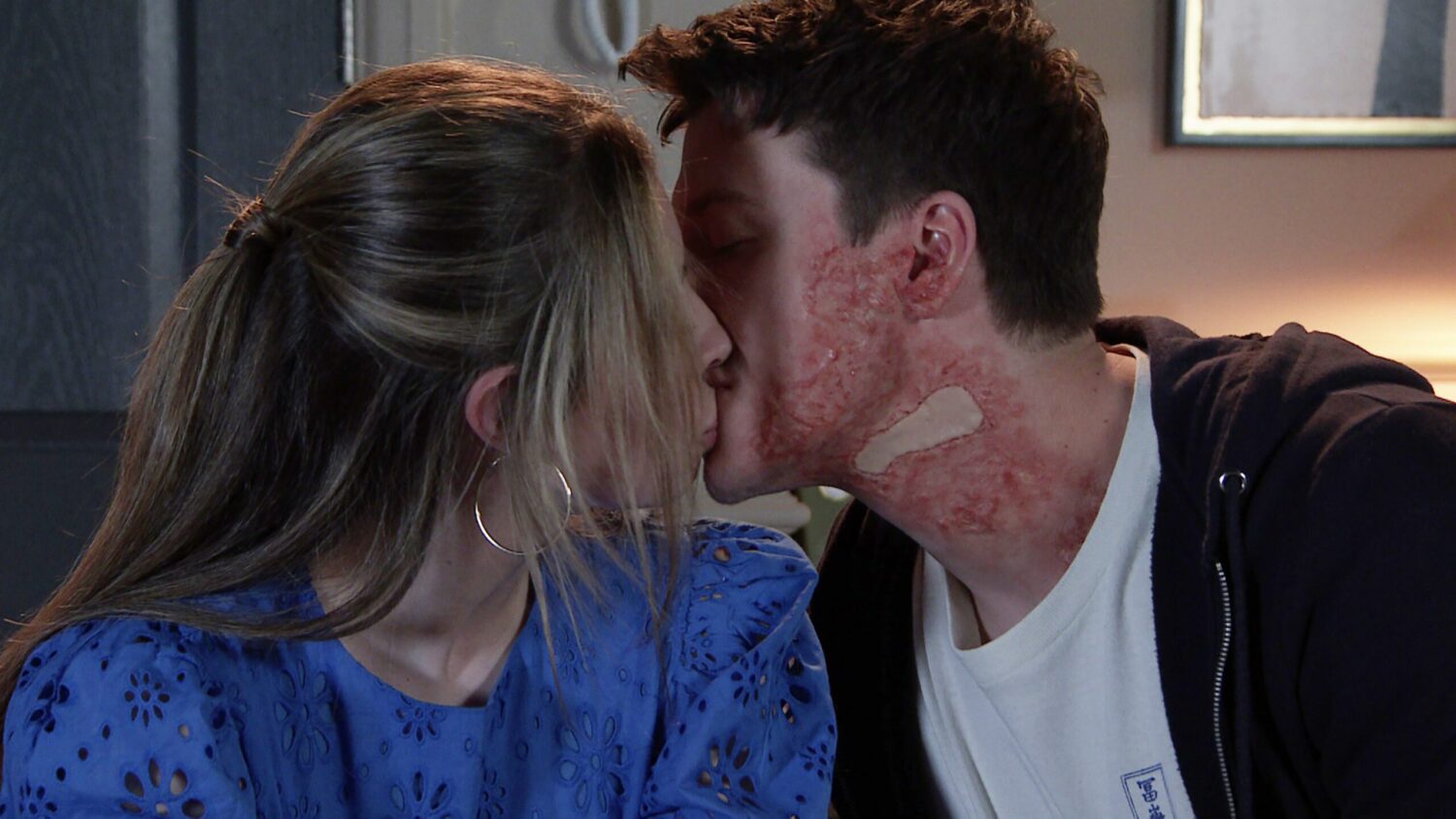 Coronation Street's Daisy and Ryan are kissing