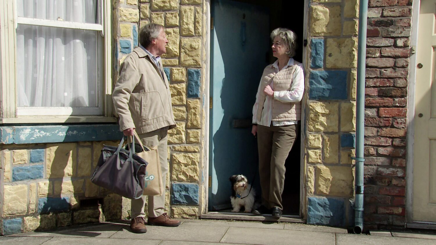 Roy and Evelyn in Corrie talk on the doorstep about the dog