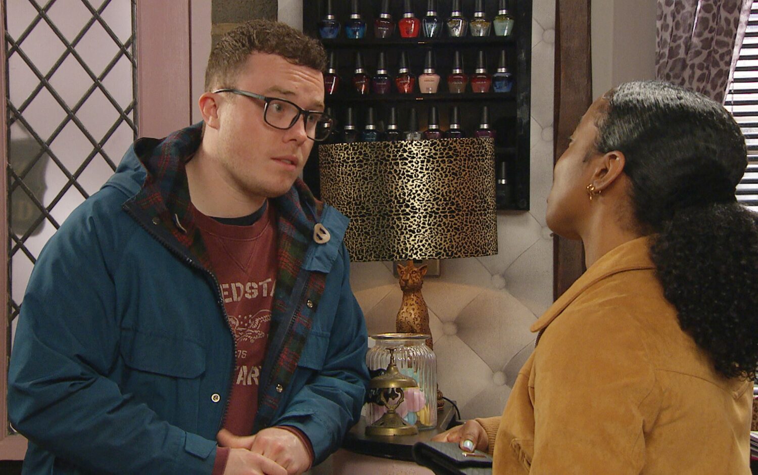 Emmerdale spoilers: Vinny and Naomi talk in the salon