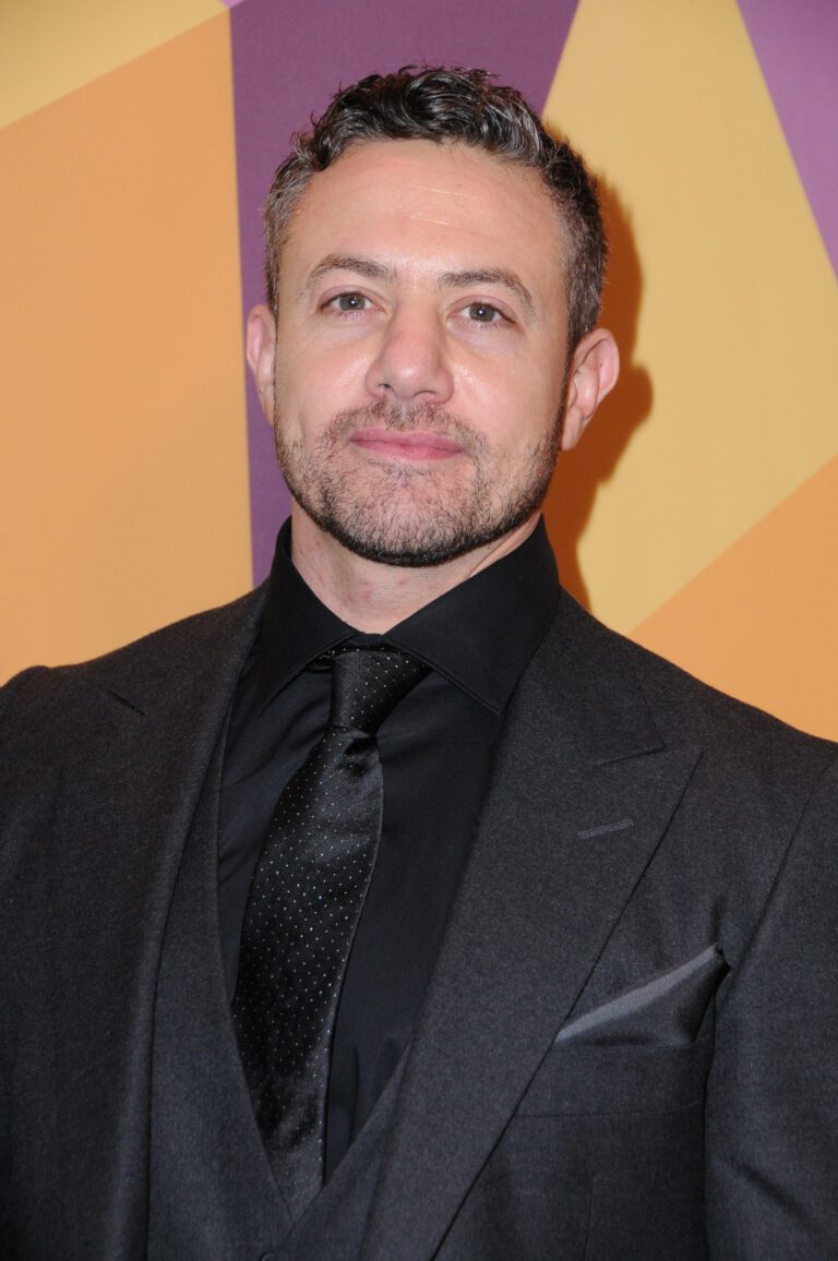 Ten Pound Poms Star Warren Brown Posts With Celeb Girlfriend