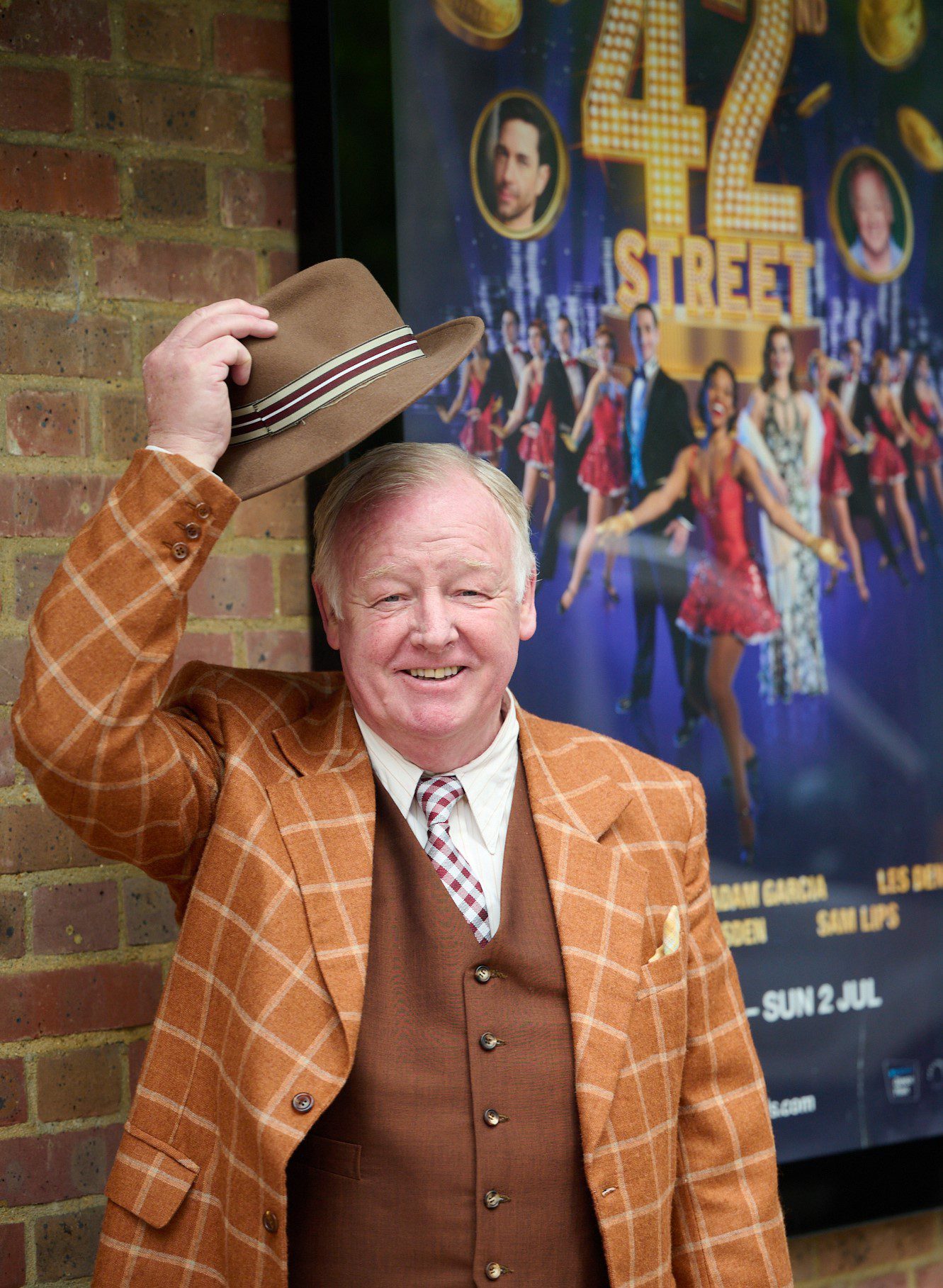 Les Dennis takes his hat off 