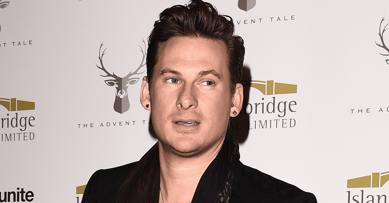 Lee Ryan looking to the right on the red carpet