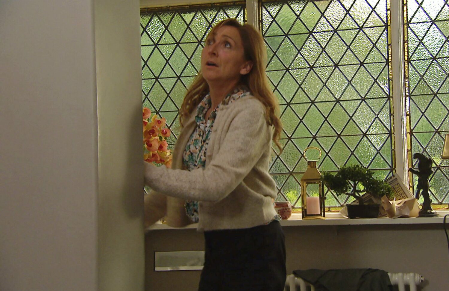 Laurel looking scared in Colin's home on Emmerdale