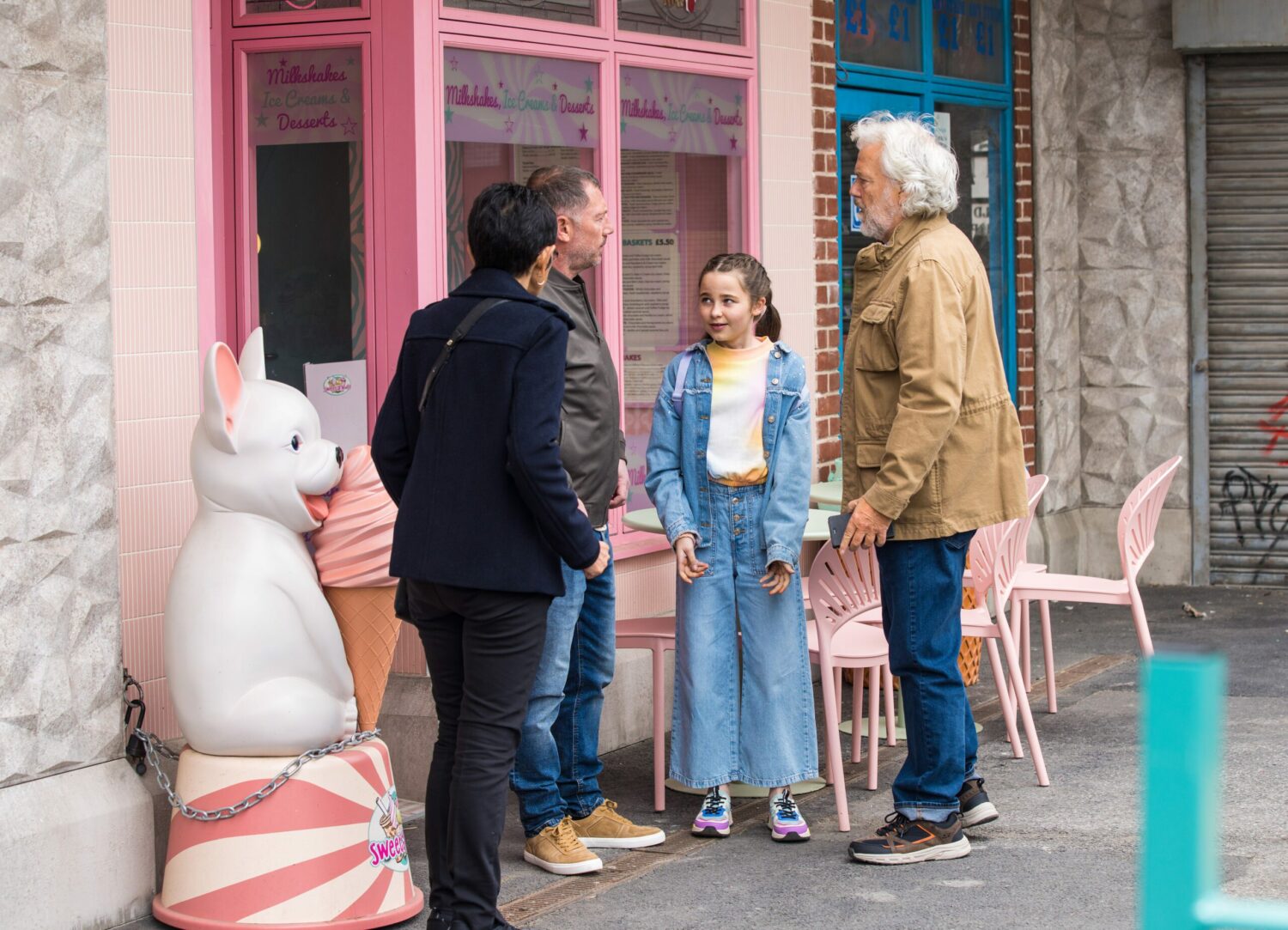 Stu and Yasmeen talk to Eliza and her father in the precinct on Corrie