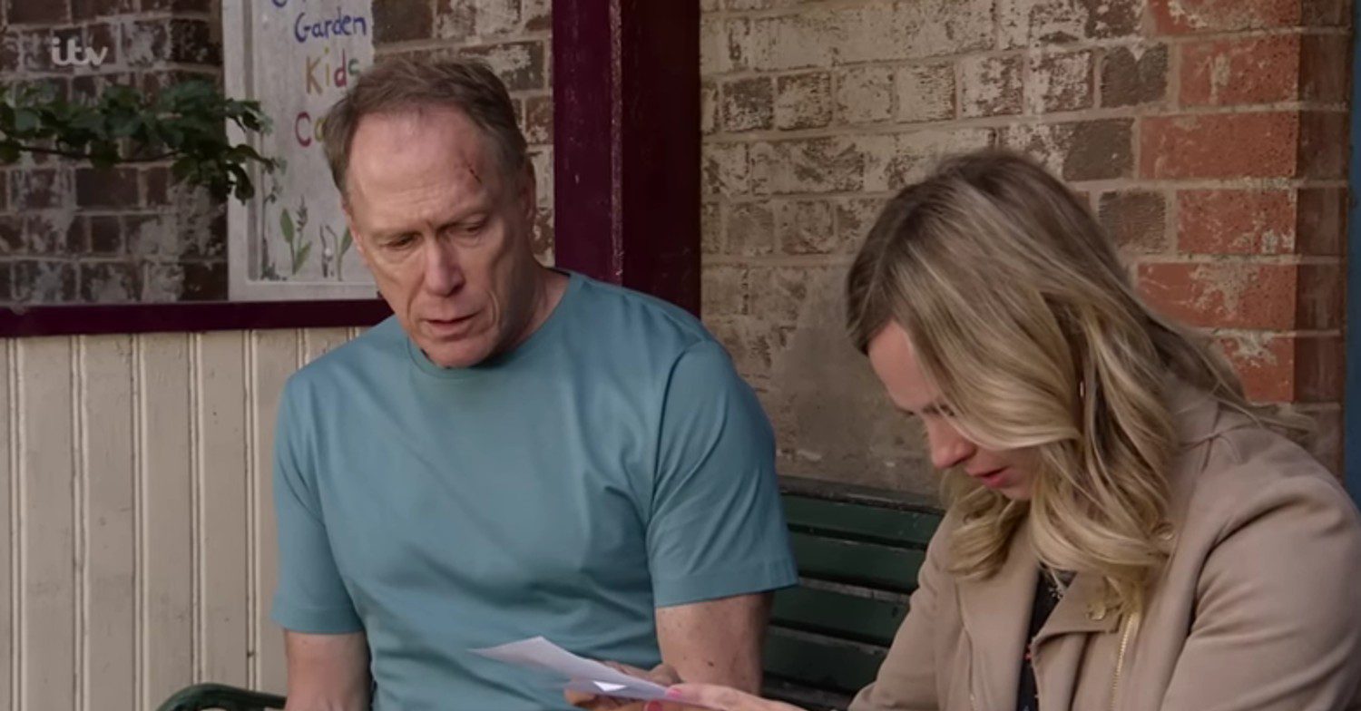 Stephen looks sympathetic as he talks to upset sarah on Corrie (Credit: ITV/YouTube)