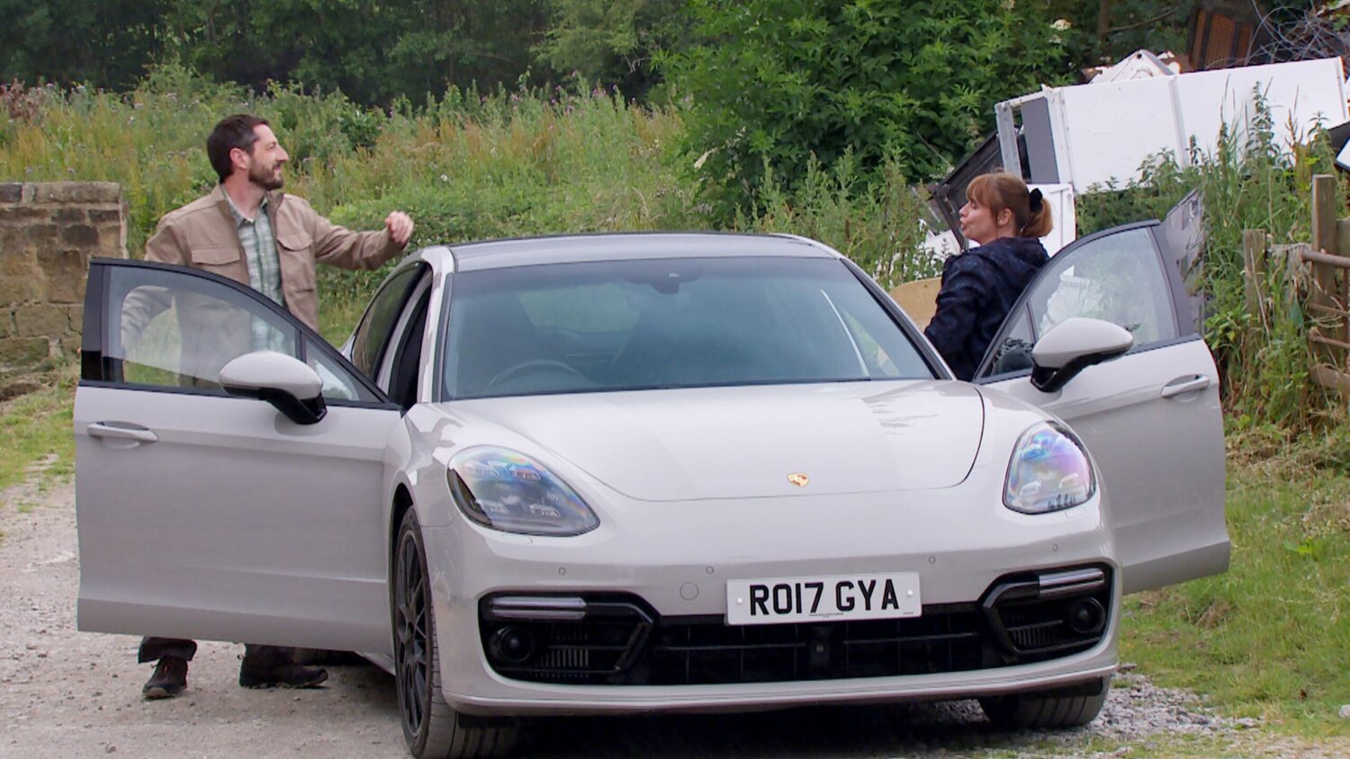 Emmerdale's Craig and Lydia are getting out of the car