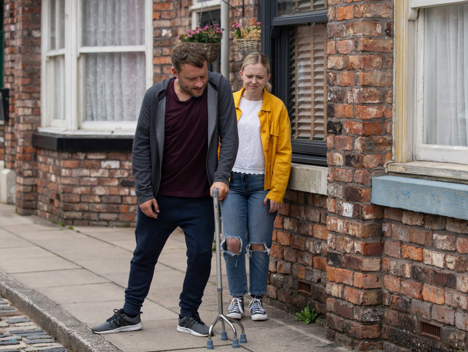 Coronation Street's Paul is struggling to use his walking aid, with Summer by his side