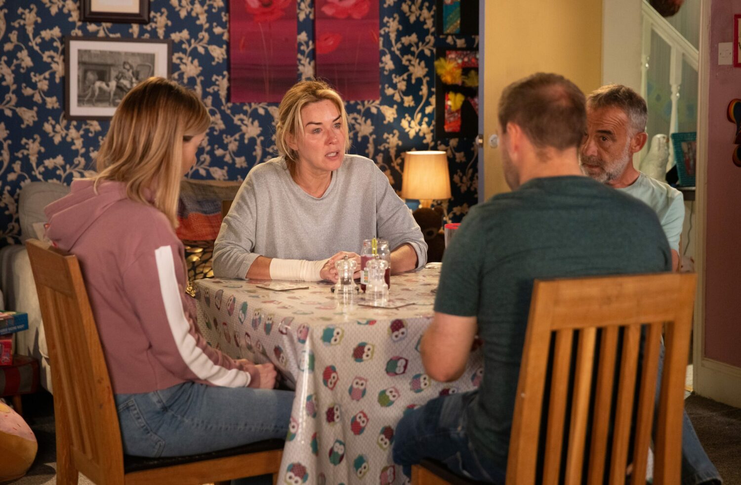 Coronation Street's Cassie is sitting at the table with Abi, Kevin and Tyrone